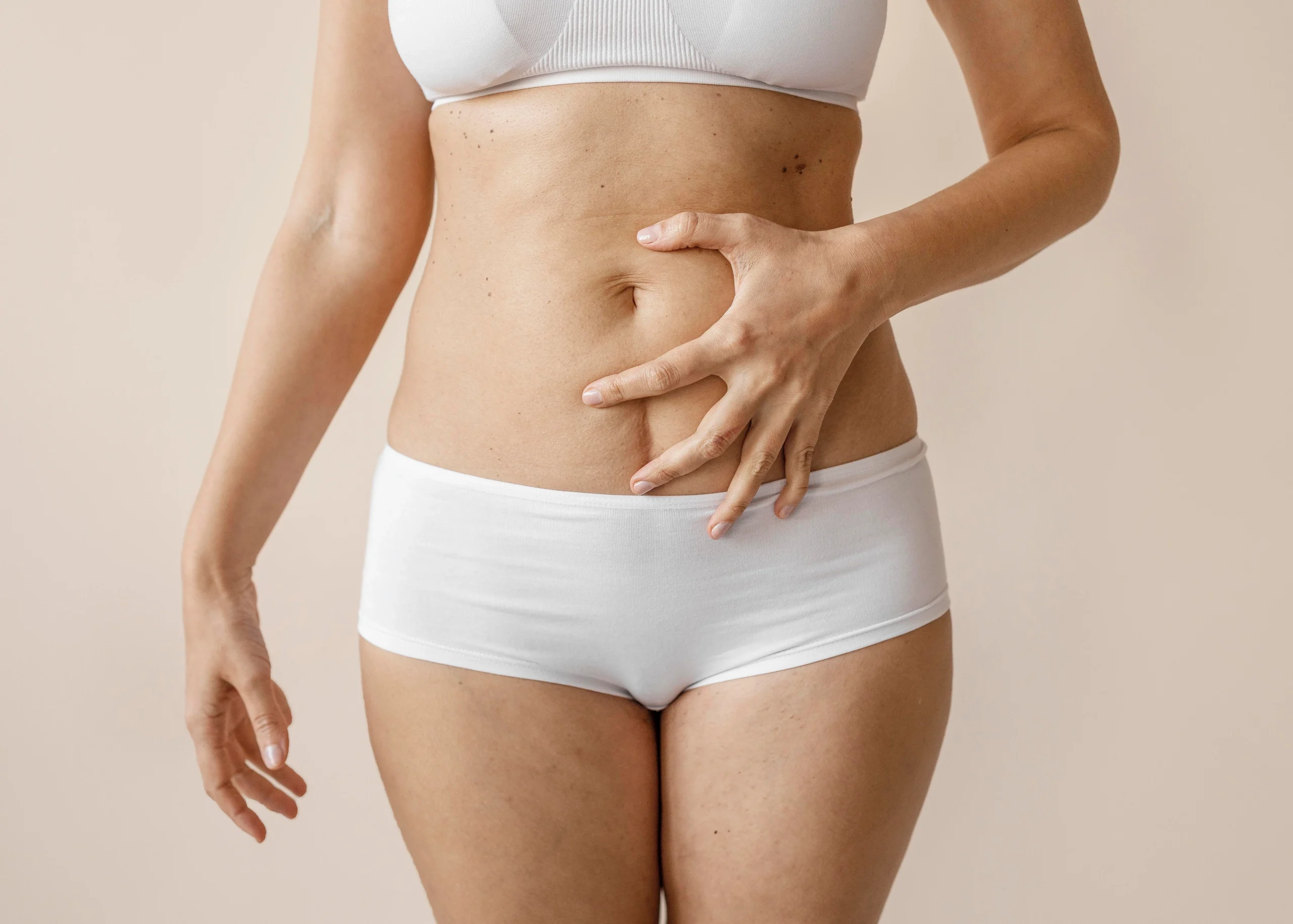 Clinical evaluation of the umbilical stalk and midline fascia for Umbilical Transposition in Abdominoplasty dubai.